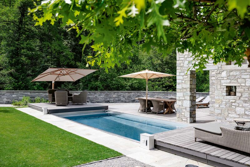 Piscine préfabriquée en matière synthétique, équipée d’un skimmer.