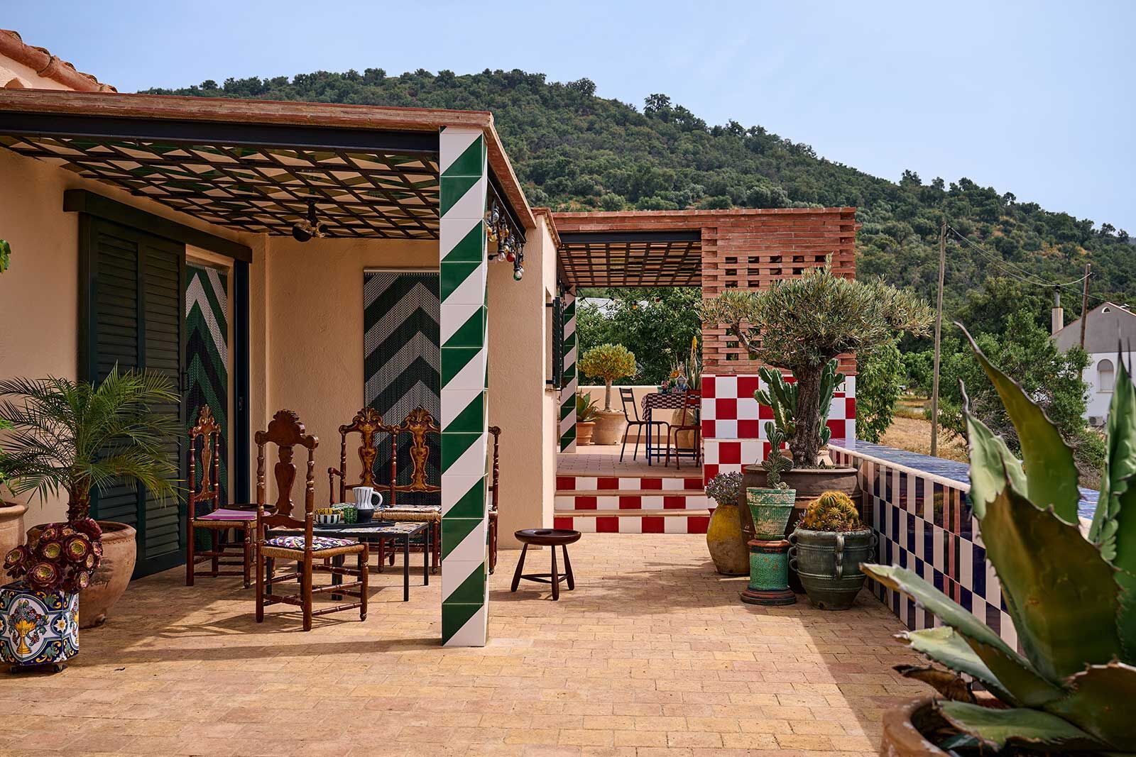 Comme l’essentiel des décors de faïence conçus par Sacha Walkhoff, la mosaïque du plafond de la véranda et la colonne façon « paille » ont été réalisées par Olivier Ledesma obras avec des carreaux de la fabrique Rajoleria Llensa.
