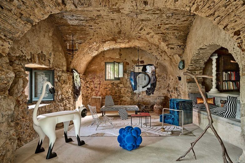 Dans la bodega, le design et l’art contemporain voisinent avec les créations de Sacha Walckhoff : secrétaire en résine nautique CAPUCIN pour Scarlet Splendour, banquette de Rodrigo Almeida Studio et coussins en velours ROUBINE de Christian Lacroix Maison pour Designers Guild. Fauteuil en astrakan swakara pour Atelier François Pouenat et Créations Mourra. Tapis YARIMIZU pour Miksi Rugs.