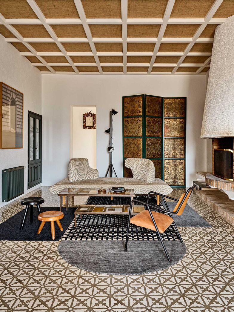 Dans le salon, sur le tapis MARELLE de Sacha Walckhoff pour Pulpo products, fauteuil de Raphaël pour la Cité universitaire d’Antony (1950), Galerie Jean-Baptiste Bouvier. Tabourets de Charlotte Perriand et table en céramique de Roger Capron. Paravent en cuir de Cordoue du 17e siècle, banquette de Rodrigo Almeida Studio, en velours RIVIERA de Christian Lacroix Maison pour Designers Guild. Lampe Normal Studio.