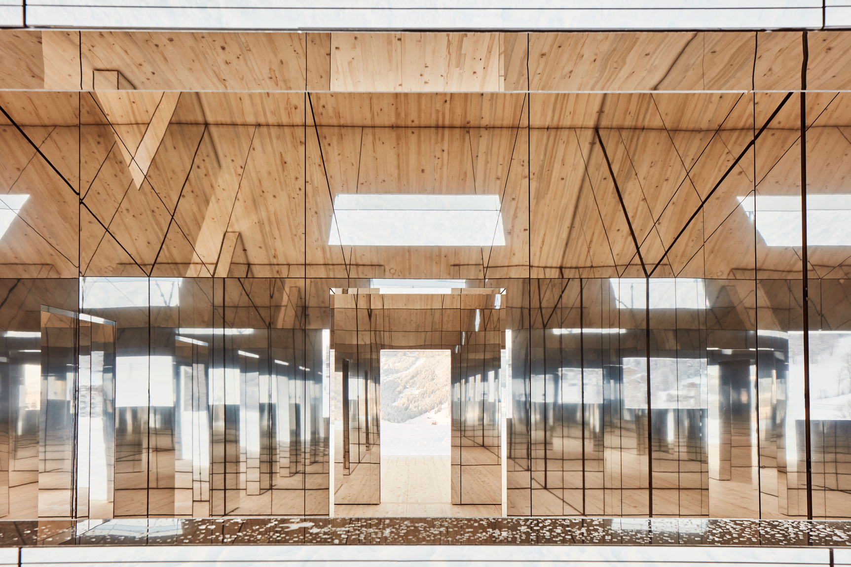 Doug Aitken, Mirage Gstaad, 2019. Elevation 1049: Frequencies, Gstaad, Switzerland. Courtoisie de l'artiste Torvioll Jashari et de la Luma Foundation.