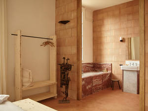 Au cœur de la Vallée de la Loire, le Château de la Haute Borde (www.c-h-b.fr) abrite résidences d’artistes et chambres d’hôtes. Dans la salle d’eau, on s’inspire des matériaux bruts – sol en cocciopesto, cloisons de briques – et de l’approche écolo des lieux. Responsable du chantier, le bureau MPM Architecture (www.mpm-architecture.com), réalise les baignoires et les douches avec du marbre de récupération, et les savons naturels sont fabriqués sur place. Lavabo et robinetterie Bleu Provence.