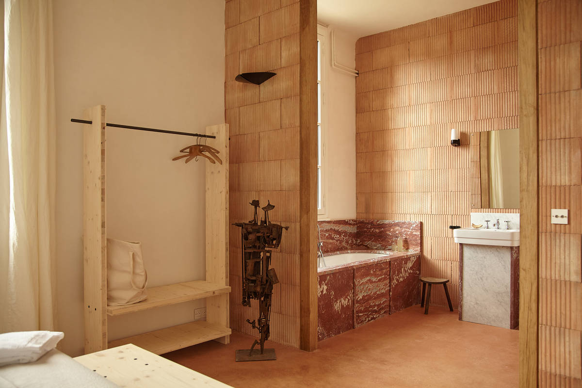 Au cœur de la Vallée de la Loire, le Château de la Haute Borde (www.c-h-b.fr) abrite résidences d’artistes et chambres d’hôtes. Dans la salle d’eau, on s’inspire des matériaux bruts – sol en cocciopesto, cloisons de briques – et de l’approche écolo des lieux. Responsable du chantier, le bureau MPM Architecture (www.mpm-architecture.com), réalise les baignoires et les douches avec du marbre de récupération, et les savons naturels sont fabriqués sur place. Lavabo et robinetterie Bleu Provence.