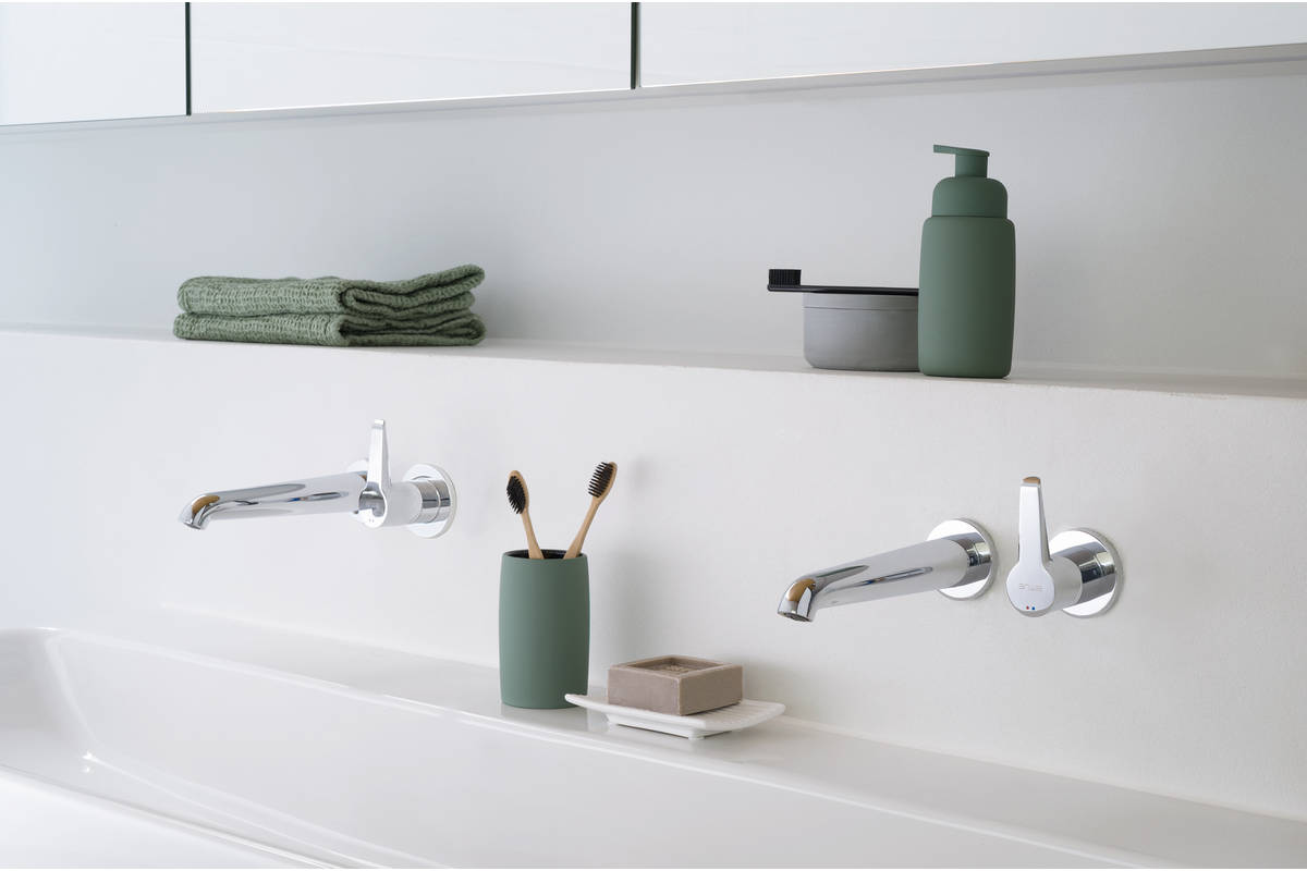 La prise ergonomique du petit levier du mitigeur ARWA-PURE « invite à faire de l’eau un usage respectueux, conscient » explique son créateur Konstantin Grcic. Pensé par une star du design, le modèle s’inscrit pourtant dans un segment de prix intermédiaire. Laufen.