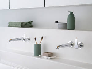 La prise ergonomique du petit levier du mitigeur ARWA-PURE « invite à faire de l’eau un usage respectueux, conscient » explique son créateur Konstantin Grcic. Pensé par une star du design, le modèle s’inscrit pourtant dans un segment de prix intermédiaire. Laufen.