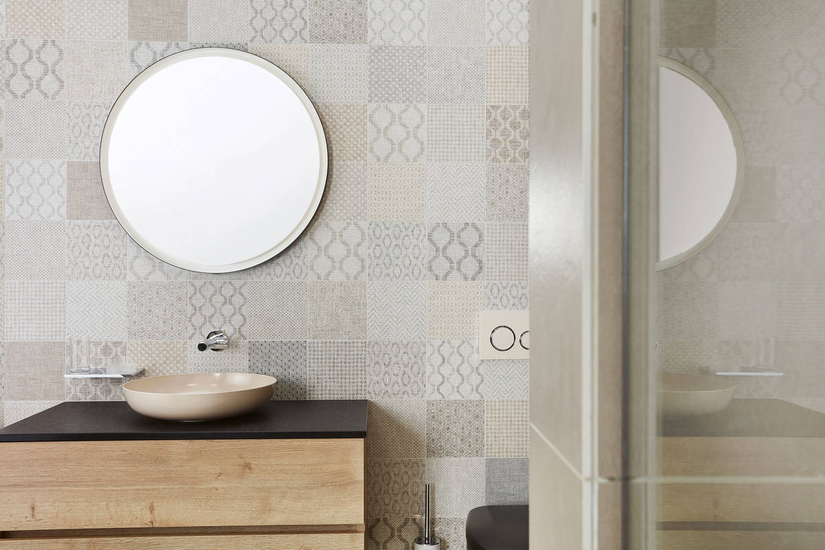  L’association de différentes couleurs et d’éléments horizontaux variés confère à cette salle de bains un attrait particulier et une ambiance vivifiante. Sabag.