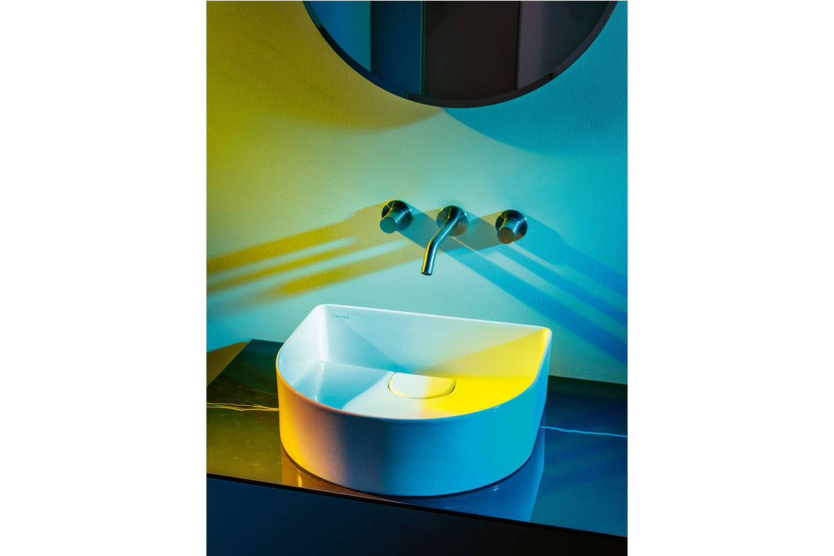 Récompensé par l’iF award, SONAR séduit depuis son lancement grâce à son programme non conventionnel en SaphirKeramik. La gamme dessinée par Patricia Urquiola s’enrichit d’un nouveau lavabo de 60cm et d’une double vasque compacte, ainsi que de meubles de rangement. Laufen.