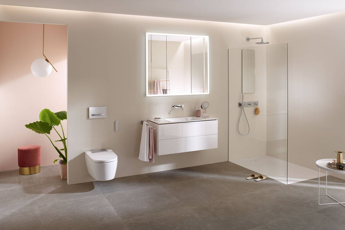 Qualité des matériaux, précision des lignes et des surfaces soulignent l’esthétique globale et l’ergonomie d’AQUACLEAN SELA. Intuitives, ses fonctions sont pilotables par le biais d’une télécommande et d’un tableau de commande mural sans fil ou d’une application sur smartphone. Geberit.
