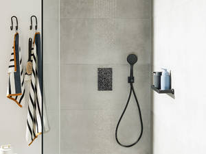 Très chic, le noir a la cote. La nouvelle gamme de mitigeurs ALTERNA NIÙ se décline en trois finitions — chrome, finox (aspect acier inox) et noir mat — et, sous la douche, en format rond ou carré. Sanitas Troesch.