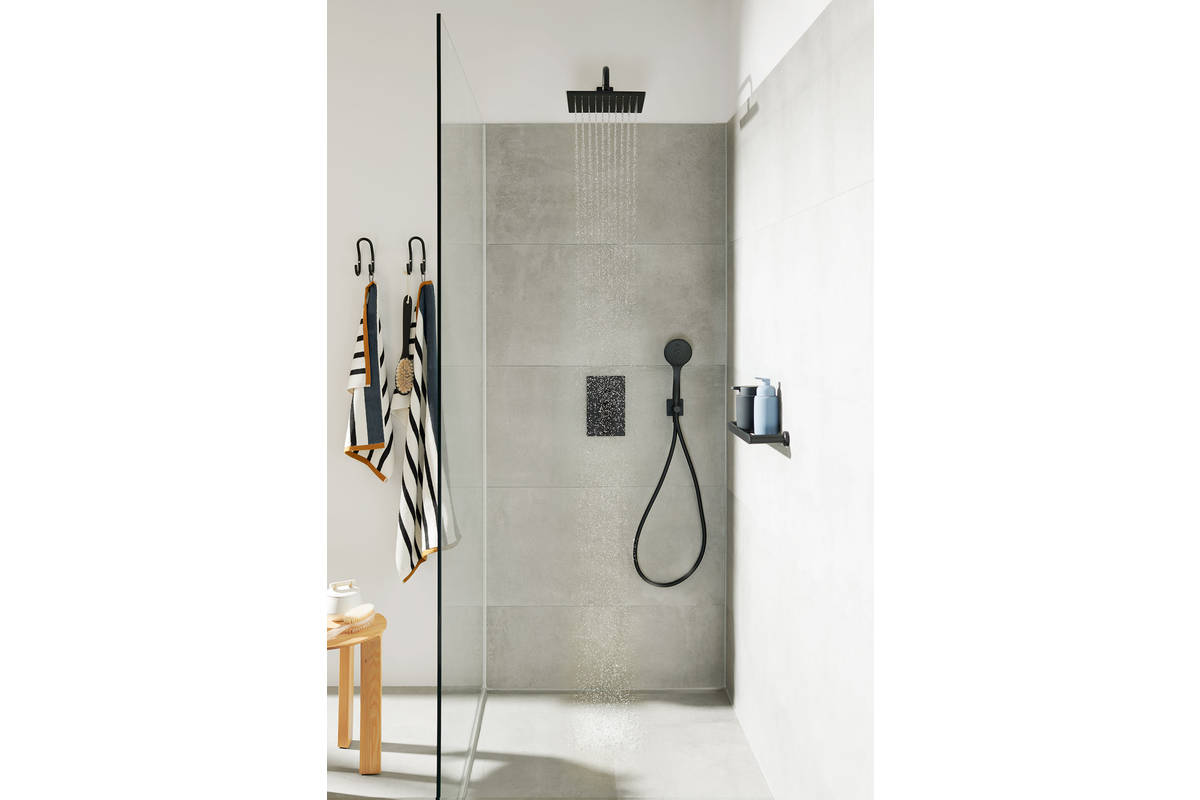 Très chic, le noir a la cote. La nouvelle gamme de mitigeurs ALTERNA NIÙ se décline en trois finitions — chrome, finox (aspect acier inox) et noir mat — et, sous la douche, en format rond ou carré. Sanitas Troesch.