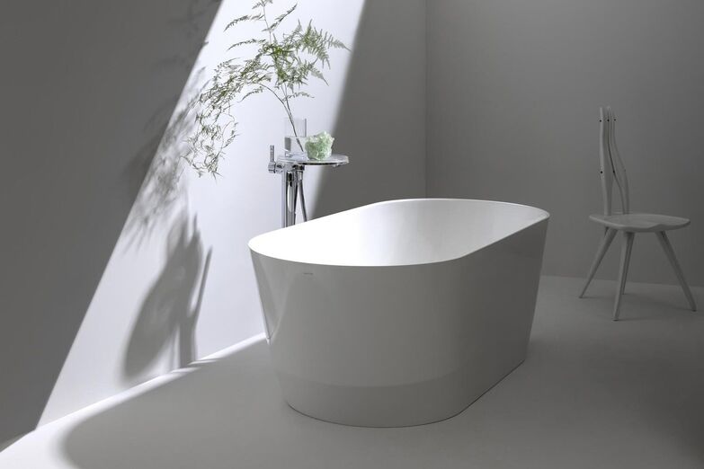 Nul besoin de posséder une grande salle d’eau pour goûter aux plaisirs d’une baignoire en îlot avec LAUFEN PRO de Laufen. Le designer suisse Peter Wirz a imaginé deux formats compacts – 165 × 75 cm ou 150 × 70 cm – pour cette série en Marbond, un matériau composite solide fabriqué à base de fonte minérale. laufen.ch