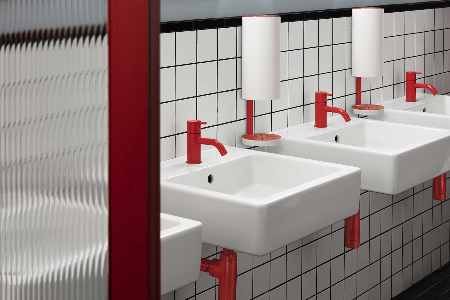 Sans contact, le distributeur de savon ou de gel désinfectant trouve sa place au bureau comme au restaurant. Avec une capacité d’un litre, RS11 de Vola se décline en versions sur pied, de table ou murale et s’habille des finitions de la marque. En photo, RS11/1 est assorti au robinet HV1 rouge carmin. vola.ch