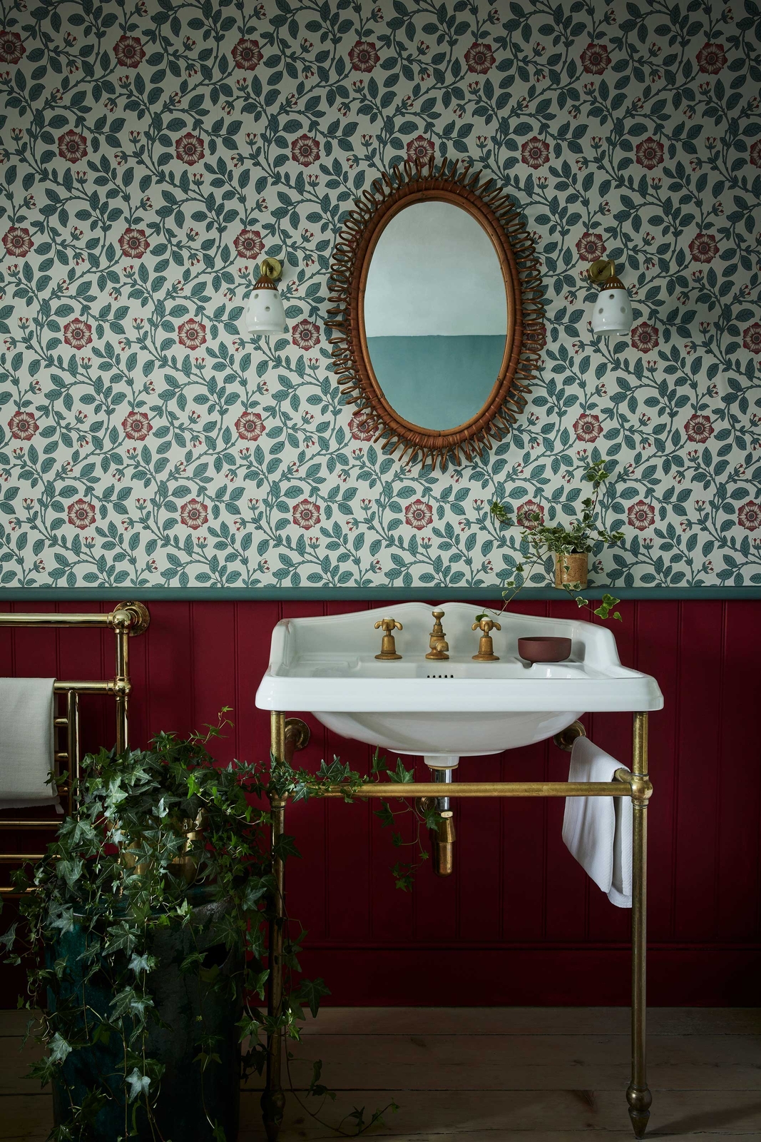 Depuis « The Crown », la série Netflix qui relate la vie de la monarchie britannique, on succombe au charme des motifs fleuris et des baignoires sur pieds. Papier peint RICHMOND GREEN, collection FOREST de Little Greene. littlegreene.com