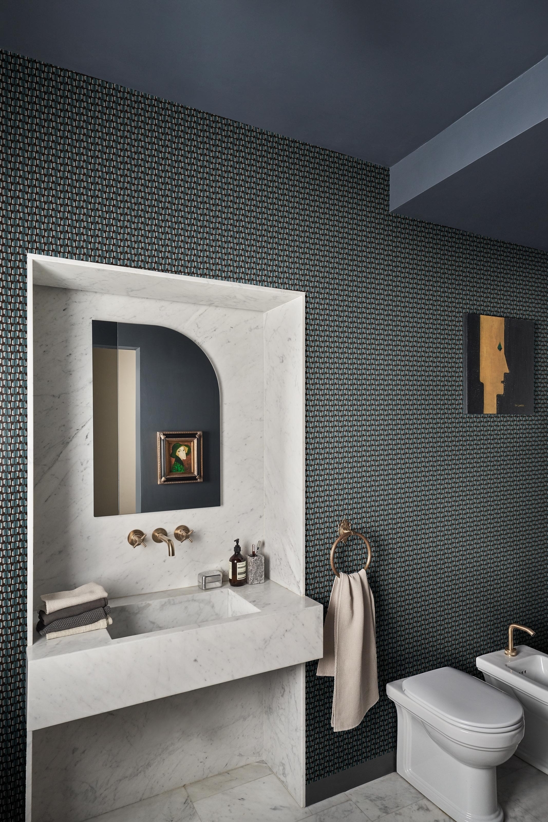 En collaboration avec Limonta | Wall, Society Limonta lance sa première collection de papier peint, inspirée par les dessins de ses archives. Les teintes épousent la palette douce de la marque reconnue pour son linge de maison. Réf. WP TWINS. societylimonta.com