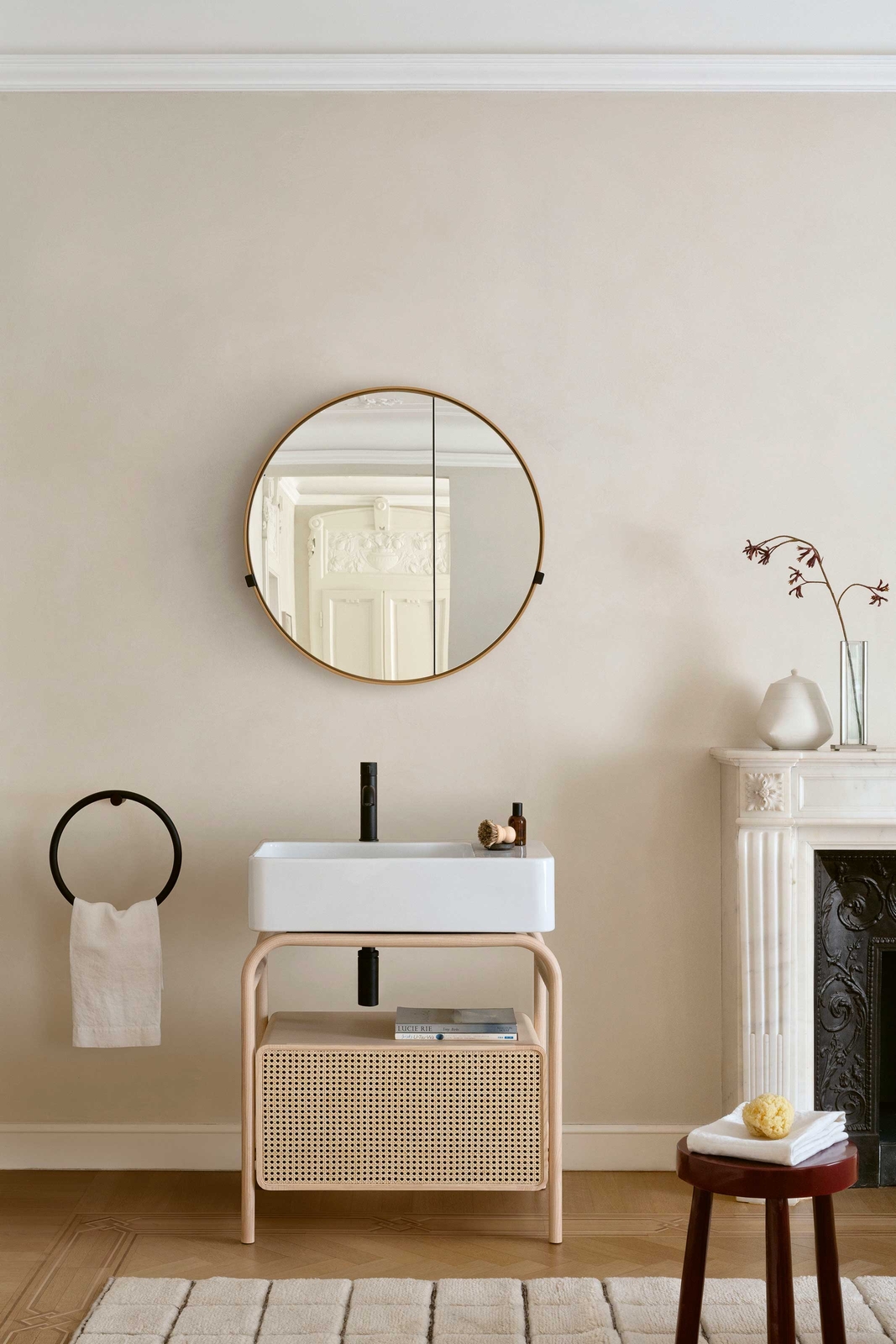 MARCEL, meuble en frêne et paille de Vienne avec lavabo. Design Andrea Parisio et Giuseppe Pezzano pour Ceramica Cielo. ceramicacielo.it