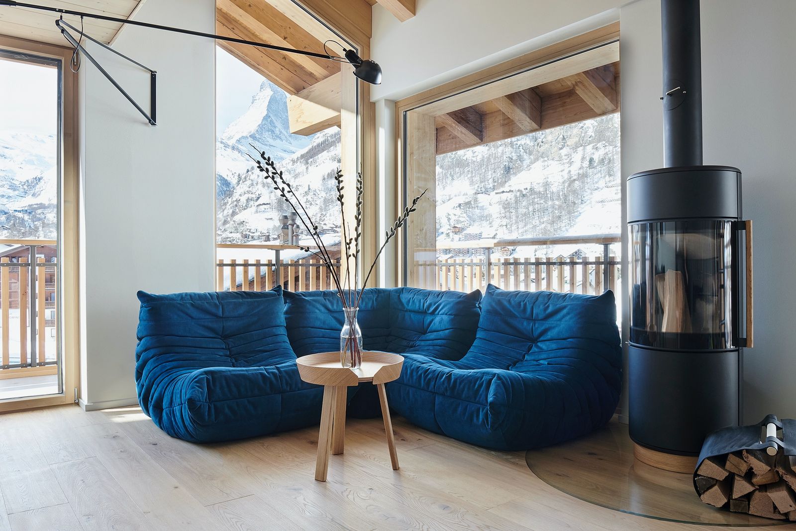 TOGO en alcantara bleu dans un penthouse de l’hôtel CARINA à Zermatt rénové par GM Architectes Associés. © Catherine Gailloud