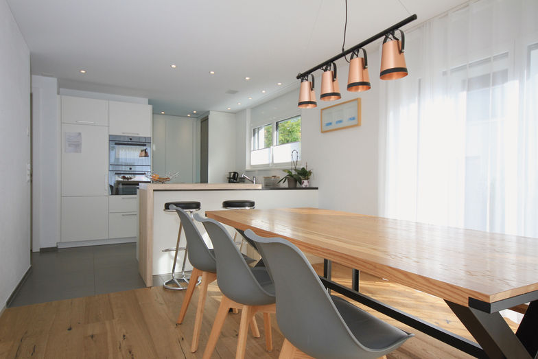 Dans la salle à manger, le sol est recouvert de parquet. Le sol de la cuisine est recouvert de carrelage en céramique.
