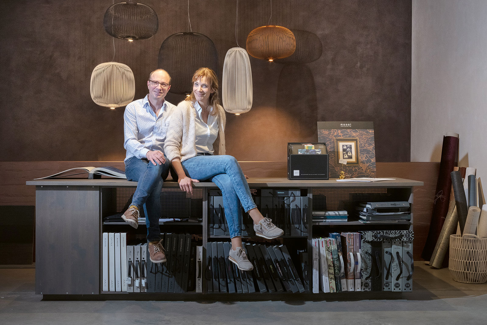 Alain et Stéphanie Joris dans leur boutique-showroom, à Sion : «Les clients sont surpris par la manière dont on remodèle leurs volumes par le jeu des couleurs et des papiers peints. »